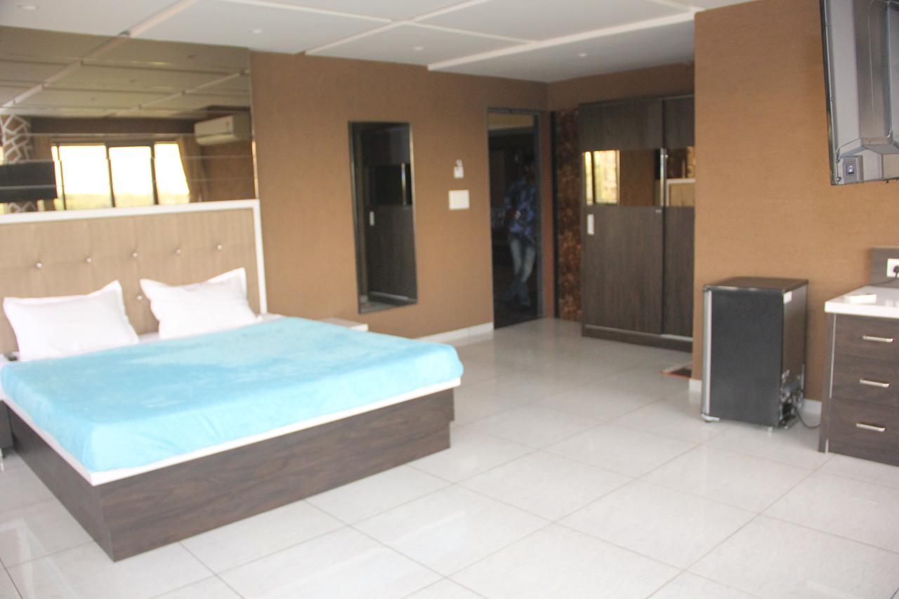 Dev Motel And Banquet Nadiad Exterior photo